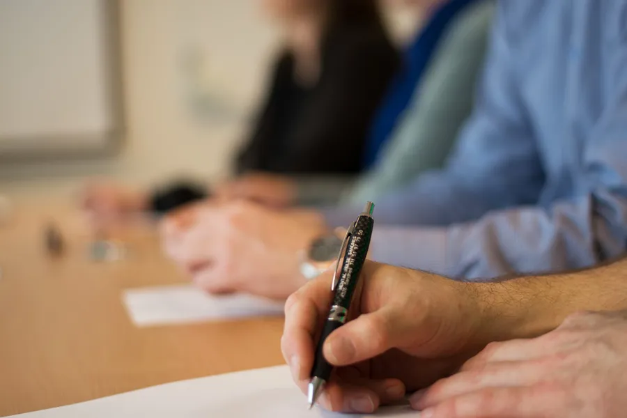 En mann som holder en penn