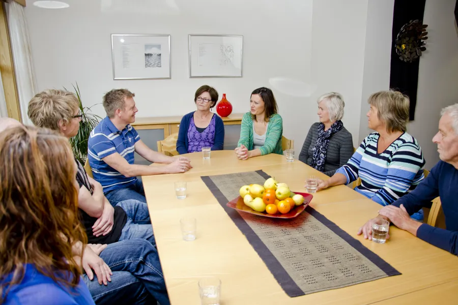 Personer som sitter rundt et bord