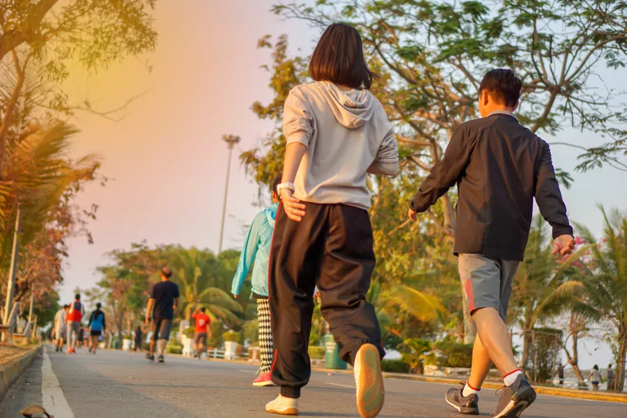 Gåtur på strandpromenade