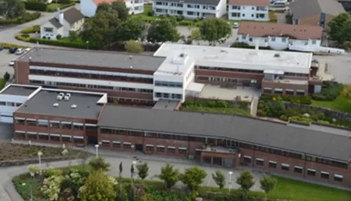 Flyfoto av en stor bygning